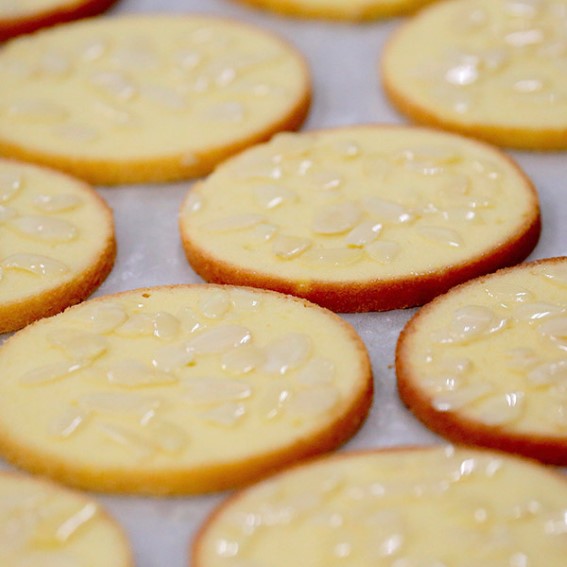 あじさい 製造風景 練乳ソース・スライスアーモンド塗り込み