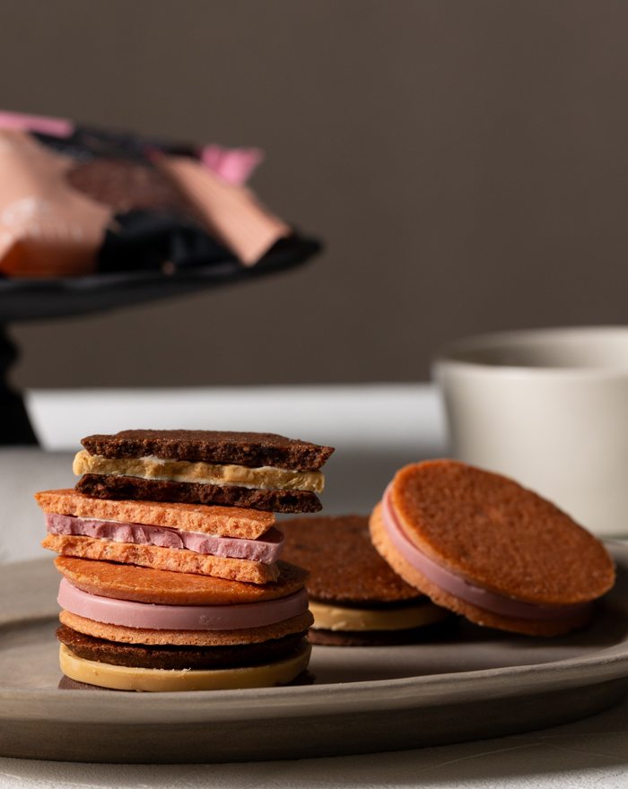 発売以来、大好評の新定番「CHOCCO(チョッコ)」ハードなクッキーと、柔らかなチョコレートの異なる食感もお楽しみいただけます。